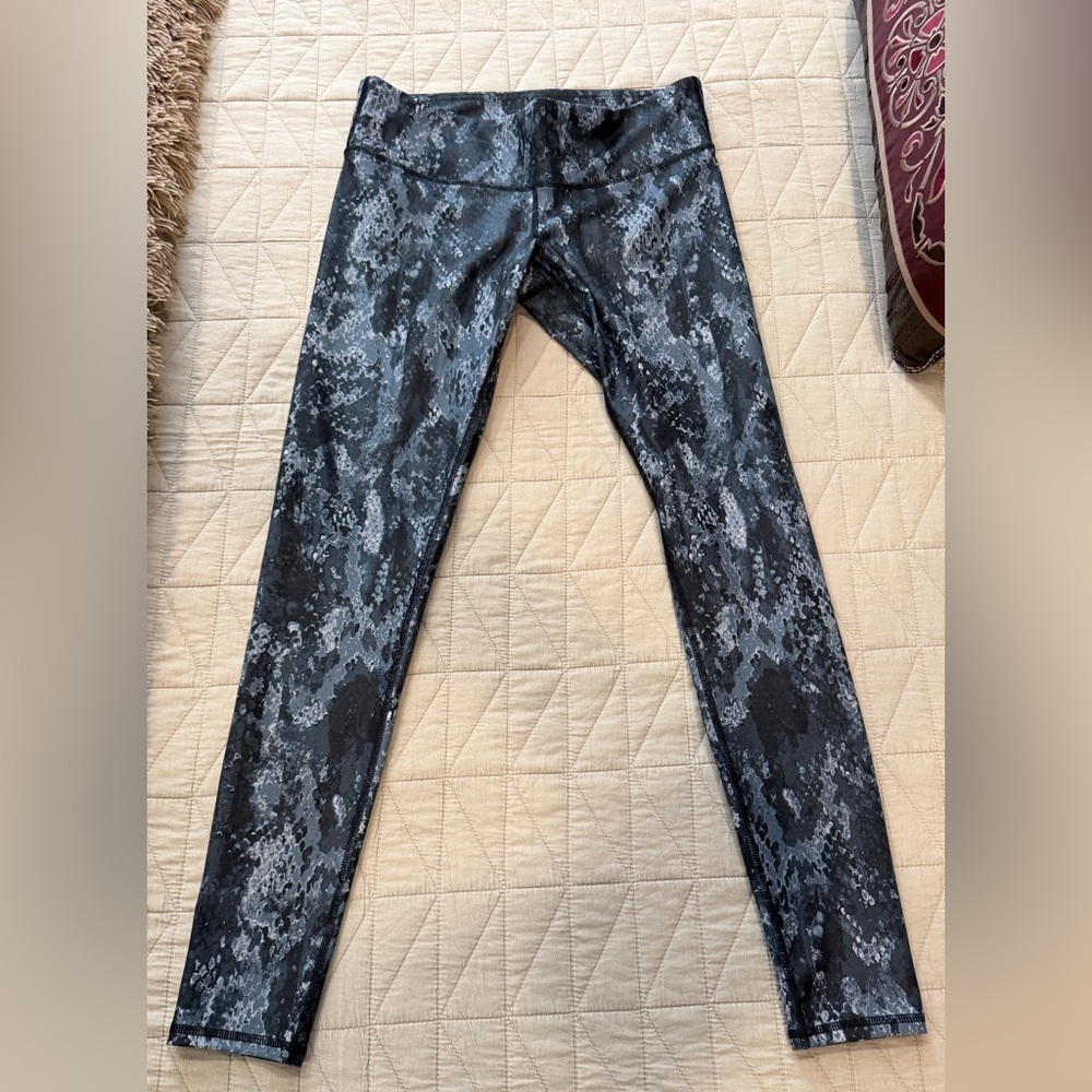 ALO Yoga Black and Gray Camouflage Leggings